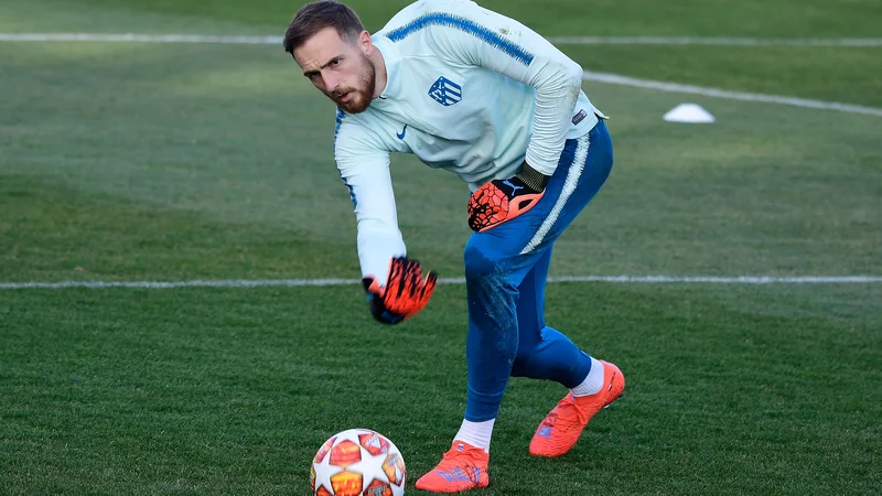 Fotografija: Jan Oblak se je včeraj pripravljal na vnovično snidenje s Cristianom Ronaldom. FOTO: AFP