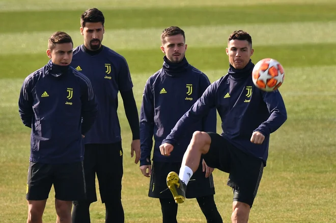 Takole so se pripravljali za tekmo (z leve) Paulo Dybala, Sami Khedira, Miralem Pjanic in Cristiano Ronaldo. FOTO: AFP