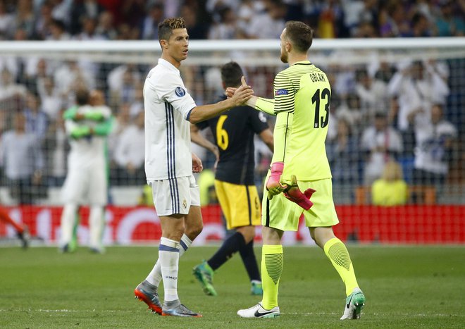 Cristiano Ronaldo je zabil Janu Oblaku že osem golov. FOTO: Reuters