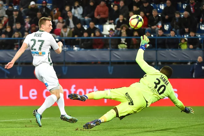 Robert Berić je v majici St. Etienna takole zabil svoj 4. gol v sezoni. FOTO: AFP