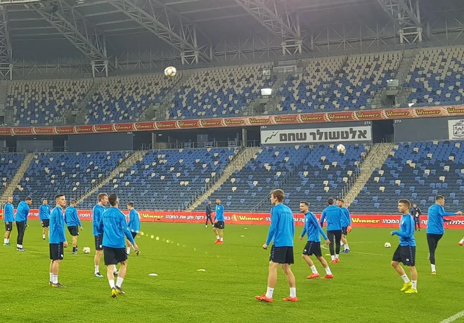 Slovenci so sinoči preizkusili tudi travnato površino stadiona v Haifi. FOTO: Jernej Suhadolnik