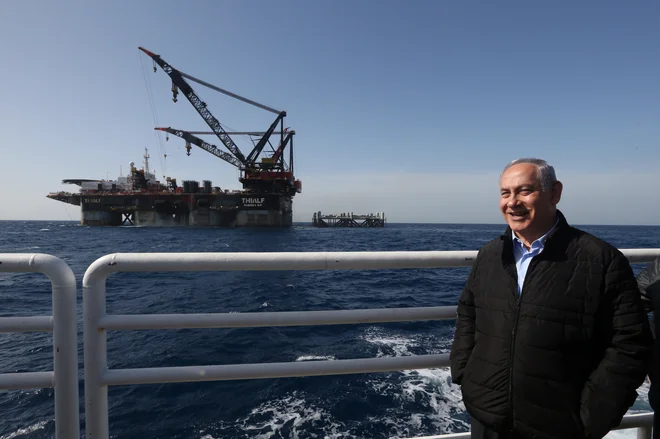 Izraelski premier Benjamin Netanjahu med ogledom ploščadi za pridobivanje plina ob obali Haife. Netanjahu je letos odobril športu 250 milijonov evrov državnih sredstev. FOTO: Reuters