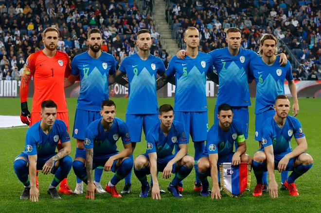 Stojijo (z leve) Jan Oblak, Miha Mevlja, Andraž Šporar, Aljaž Struna, Josip Iličić, Rene Krhin, sedijo (z leve) Benjamin Verbić, Petar Stojanović, Miha Zajc, Bojan Jokić in Jasmin Kurtić. FOTO: AFP