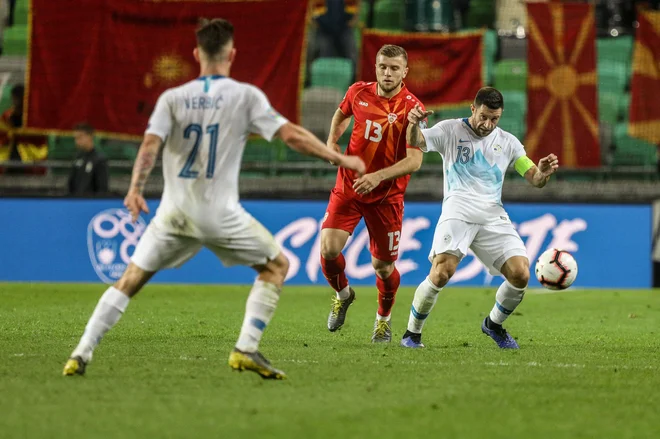 Bojan Jokić (desno) je bil med boljšimi akterji tekme z Makedonijo. FOTO: Voranc Vogel