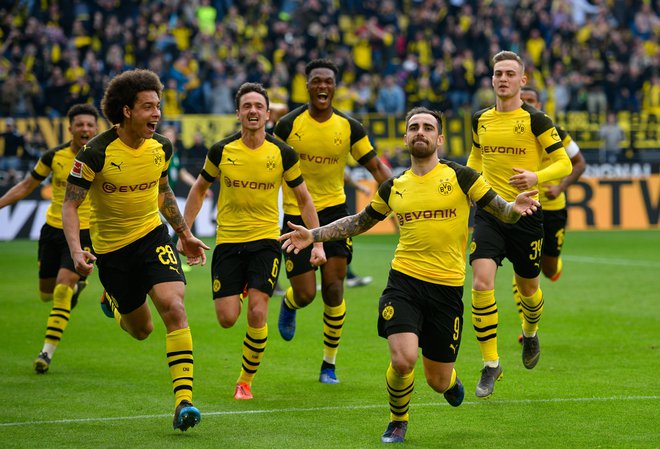 Izkušeni španski nogometaš Paco Alcacer (spredaj desno) je prinesel pomembne točke Dortmundu. FOTO: AFP
