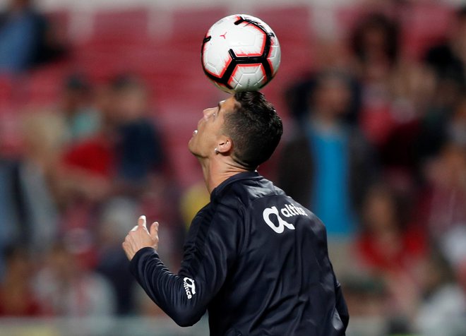 Ogrevanje pred tekmo Portugalske in Srbije, na kateri se je poškodoval Cristiano Ronaldo. FOTO: Reuters