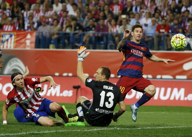 Lionel Messi je v dosedanjih tekmah petkrat premagal Jana Oblaka, Luis Suarez trikrat. FOTO: Reuters