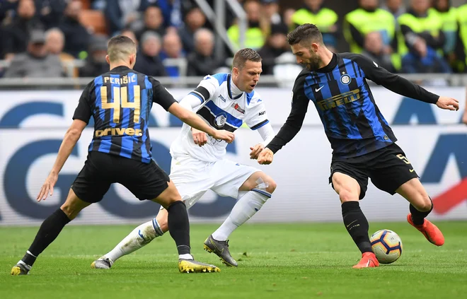 Josip Iličić je vnašal nemir v tabor Interja. Ivan Perišić in Roberto Gagliardini sta se ga raje lotila skupaj. FOTO: Reuters