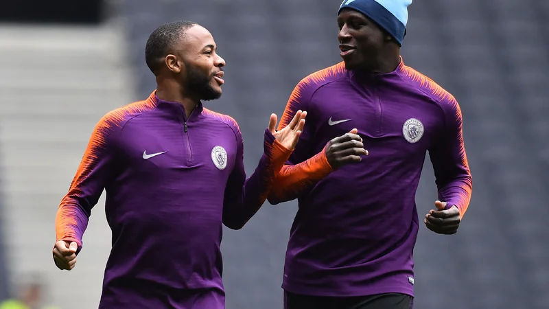 Fotografija: Raheem Sterling (levo) in Benjamin Mendy sta kramljala med sinočnjim treningom Manchester Cityja. FOTO: AFP