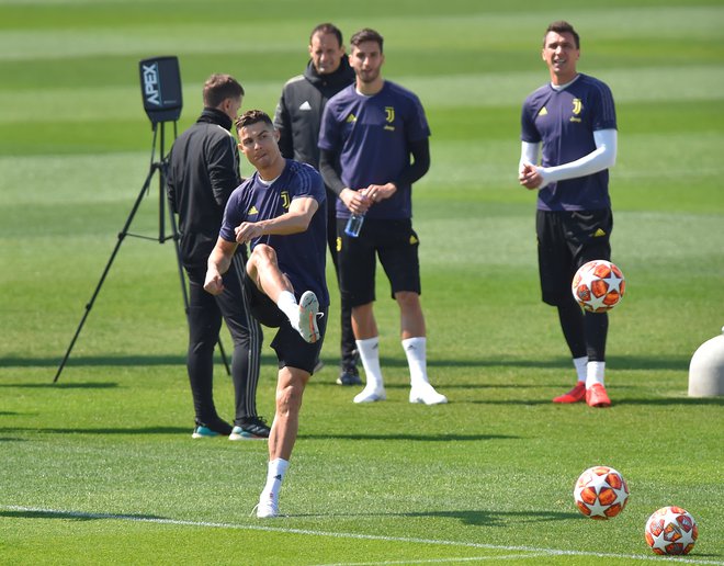 Cristiano Ronaldo je brez težav opravil zadnji trening Juventusa pred drevišnjim gostovanjem v Amsterdamu. FOTO: Reuters