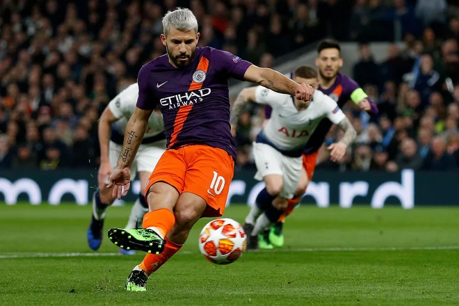 Sergio Agüero je v prvem polčasu pri rezultatu 0:0 zapravil enajstmetrovko za Manchester City. FOTO: AFP