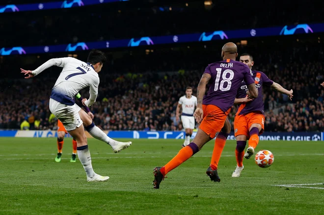 Son Heung-Min je takole zabil edini gol na angleškem derbiju med Tottenhamom in Manchester Cityjem. FOTO: AFP