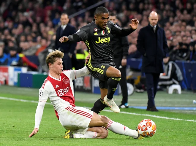 Ajaxov dragulj Frenkie de Jong (levo) je tudi v dvoboju z Douglasom Costo potrdil, zakaj je Barcelona za njegov poletni prihod odštela 85 milijonov evrov. FOTO: Reuters