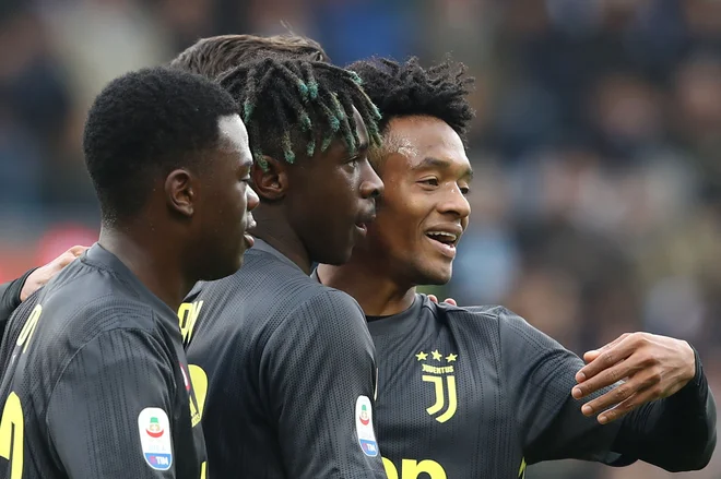 Sobotni aduti Juventusa: italijanska najstnika Paolo Gozzi in Moise Keane s Kolumbijcem Juanom Cuadradom. FOTO: AFP