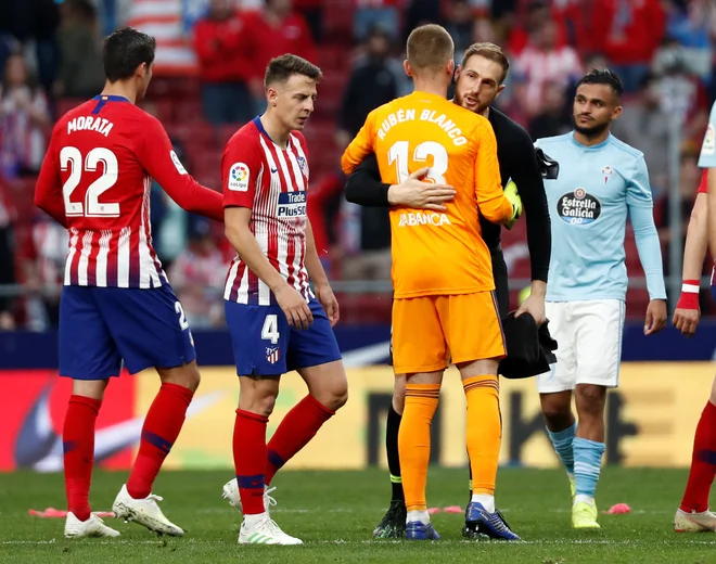 Jan Oblak (v črni majici) in Celtin vratar Ruben Blanco. FOTO: Reuters