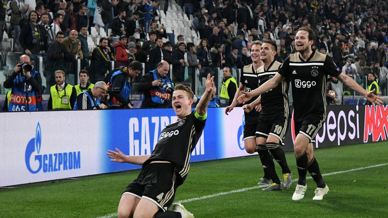 Fotografija: Matthijs de Ligt, Daley Blind in Dušan Tadić so se prešerno veselili obeh golov Ajaxa v Torinu. FOTO: Reuters