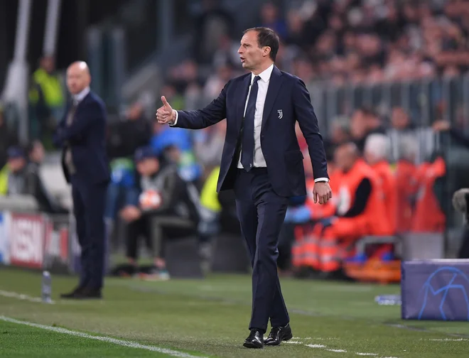 Massimiliano Allegri je med prvim polčasom še kazal zadovoljstvo s prikazanim, v nadaljevanju je nemočno opazoval ples Ajaxa. FOTO: Reuters