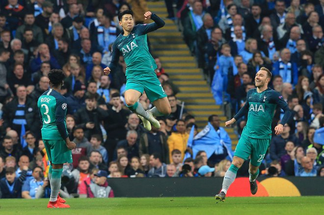 Korejski napadalec Son Heung-Min (v skoku) je postal s tremi goli prvo ime derbija med Manchester Cityjem in Tottenhamom. FOTO: AFP