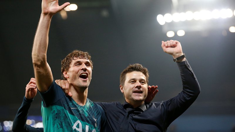 Fotografija: Strelec gola za končnih 4:3 Fernando Llorente in trener Mauricio Pochettino sta se veselila napredovanja Tottenhama. FOTO: Reuters