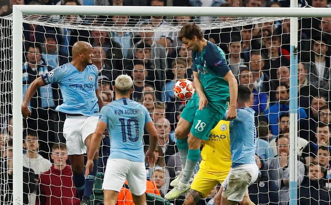 Pep Guardiola je prepričan, da je Fernando Llorente (v zelenem) pred zmagovitim golom igral z roko. FOTO: Reuters