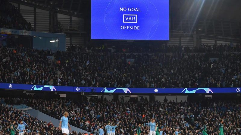 Fotografija: Eden od ključnih trenutkov tekme med Manchester Cityjem in Tottenhamom: sodnik je ob pomoči VAR razveljavil gol Raheema Sterlinga zaradi ofsajda. FOTO: AFP