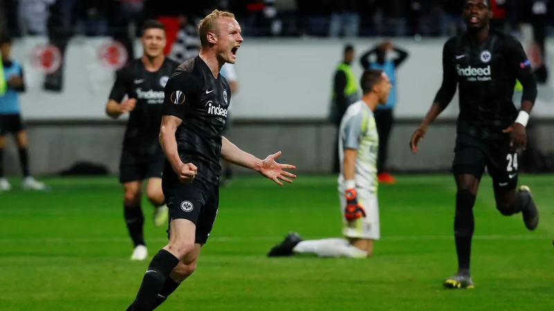 Fotografija: Veselju nogometašev iz Frankfurta ni bilo konca, tako je slavil strelec drugega gola Sebastian Rode. FOTO Reuters