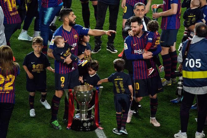 Luis Suarez in Lionel Messi sta proslavila naslov španskih prvakov v družbi njunih družin. FOTO: AFP