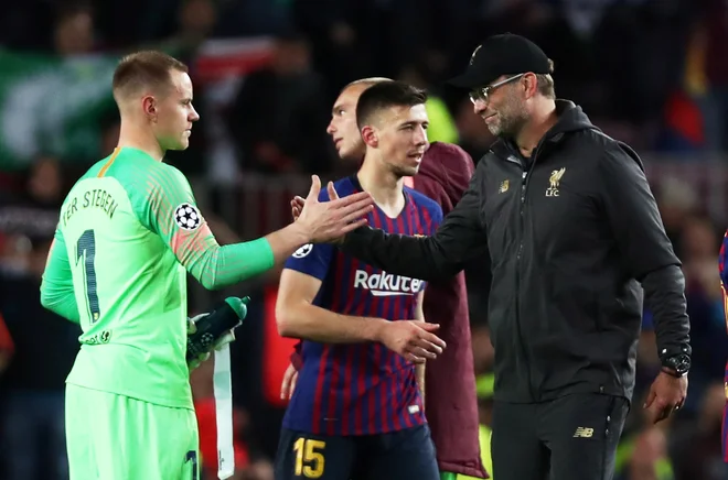 Jürgen Klopp je po tekmi upravičeno čestital rojaku Marcu Andreju Ter Stegnu, ki je večkrat rešil mrežo Barcelone. FOTO: REUTERS