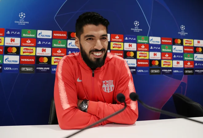 Luis Suarez se vrača na štadion Anfield v majici Barcelone. FOTO: Reuters