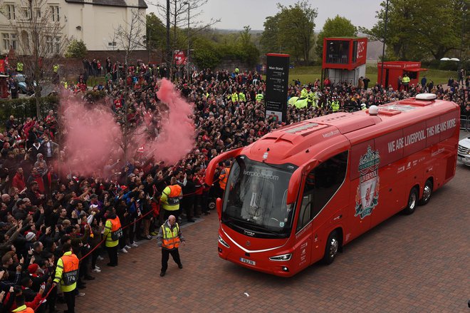 Liverpoolovi navijači so z navdušenjem pozdravili prihod svojih nogometnih ljubljencev na Anfield. FOTO: AFP