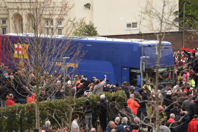 Z dvignjenim sredinci pa so domači privrženci pospremili prihod avtobusa z Barcelonimi zvezdniki. FOTO: AFP