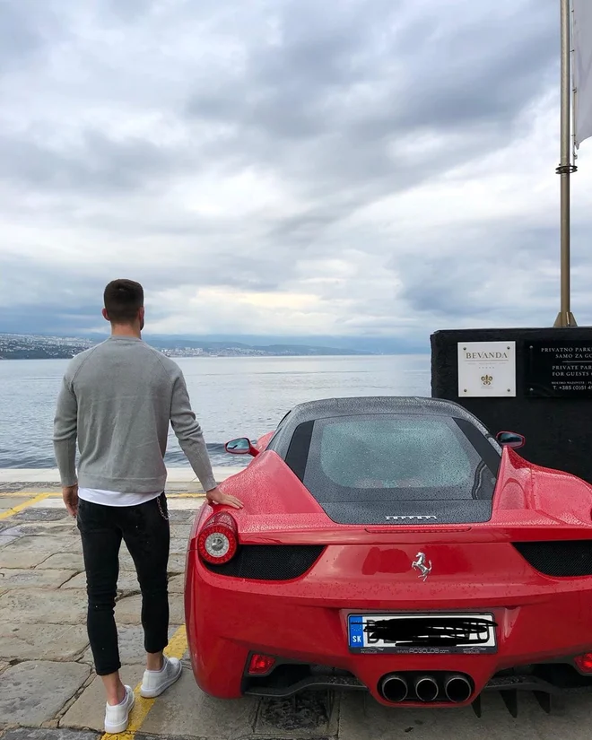 Andraž Šporar bi gotovo znal proslaviti morebiten strelski rekord: po »hattricku« v zadnji tekmi z Žilino se je odpeljal v Opatijo in pokazal javnosti novega ferrarija … FOTO: Instagram