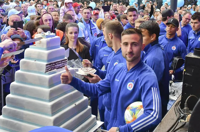 Andraž Šporar je konec prejšnjega tedna zabil dva gola, že prej je takole proslavil naslov prvaka z navijači Slovana. FOTO: Slovan Bratislava