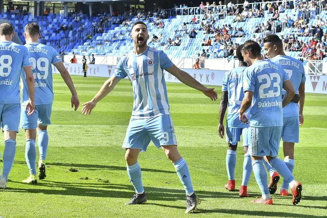 Andraž Šporar je v majici Slovana zabil 28 golov zgolj v slovaškem prvenstvu, drevi bo lovil najmanj še 29., s katerim bi izenačil strelski rekord na Slovaškem. FOTO: Slovan Bratislava