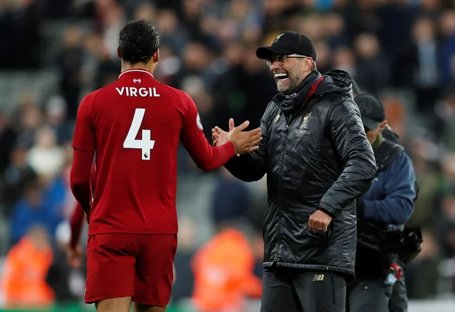 Jürgen Klopp je v ligi prvakov dobre volje. Eden najpomembnejših v njegovi zasedbi je branilec Virgil van Dijk. FOTO: Reuters