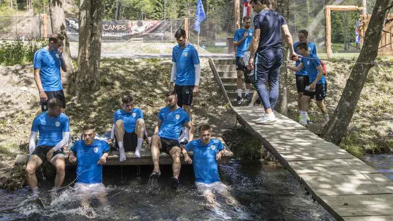 Fotografija: Takole so si privoščili ohladitev v Pišnici (z leve) Blažič, Vidmar, Verbič, Šporar in Iličić, v ozadju čakata na prostor še Balkovec in Mitrović. FOTO: Voranc Vogel