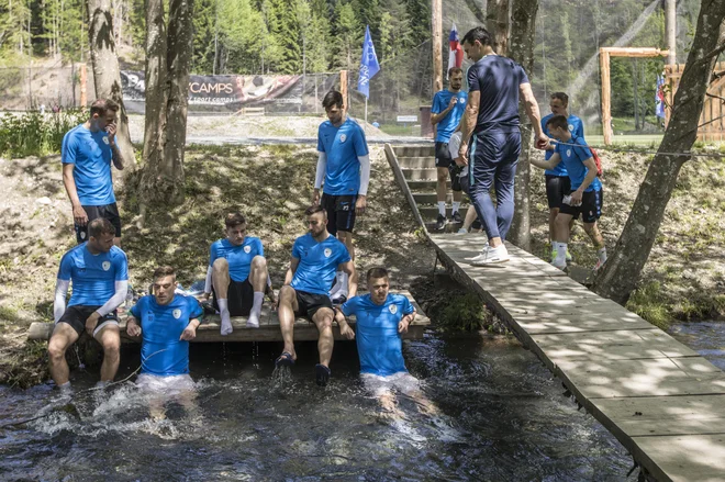 Takole so si privoščili ohladitev v Pišnici (z leve) Blažič, Vidmar, Verbič, Šporar in Iličić, v ozadju čakata na prostor še Balkovec in Mitrović. FOTO: Voranc Vogel