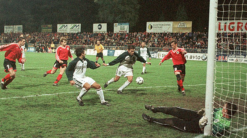 Fotografija: Sašo Udovič (št. 9) je leta 1998 v prvem snidenju Slovenije in Latvije strl goste šele v 86. minuti tekme v Mariboru. FOTO: dokumentacija Dela
