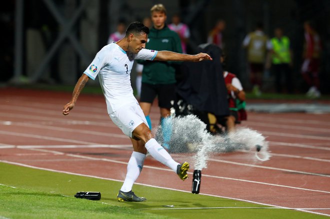 Eran Zahavi je takole proslavil enega od treh golov v Rigi. FOTO: Reuters