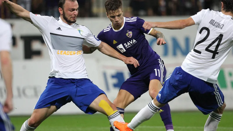 Fotografija: Mariborčani (na fotografiji v sredini Luka Zahović) bodo, kot kaže, v prvih dveh krogih kvalifikacij za ligo prvakov igrali na severu Evrope. FOTO: Mavric Pivk/Delo