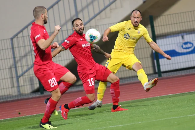 Hrvaško-srbski boj v Domžalah: Hrvat Tonči Mujan (desno) v domači majici, v malteških pa Srba Ivan Božović (levo) in Uroš Ljubomirac. FOTO: Tomi Lombar