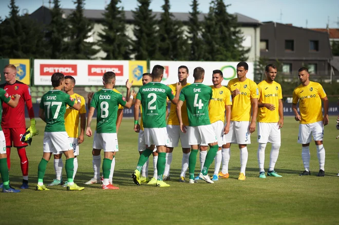 Olimpija je v 1. kolu takole v mestnem derbiju pozdravila sosede iz Šiške, naslednji bodo na vrsti sosedje iz Domžal. FOTO: Jure Eržen