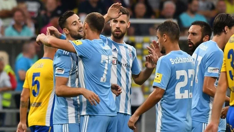 Fotografija: Andražu Šporarju (levo) je čestital za gol tudi Kenan Bajrić (tretji z leve), njegov soigralec že pri Olimpiji. FOTO: Slovan Bratislava