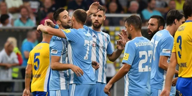 Andražu Šporarju (levo) je čestital za gol tudi Kenan Bajrić (tretji z leve), njegov soigralec že pri Olimpiji. FOTO: Slovan Bratislava