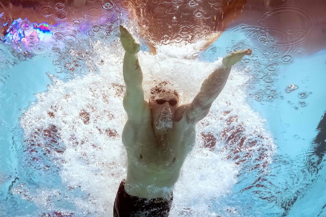 Adam Peaty je po zmagi na 100 m prsno slavil še na 50-metrski razdalji. Postal je prvi plavalec z zmagami na obeh razdaljah v prsnem slogu na treh zaporednih svetovnih prvenstvih. FOTO: AFP