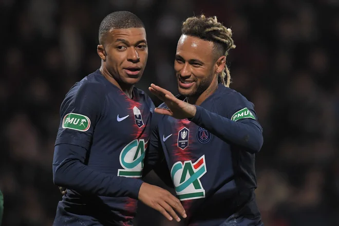 Če bi Brazilec Neymar (desno) do konca avgusta zapustil moštvo PSG, bi se Kylian Mbappe (levo) čez noč zavihtel na čelo največjih zvezdnikov kluba. FOTO: AFP