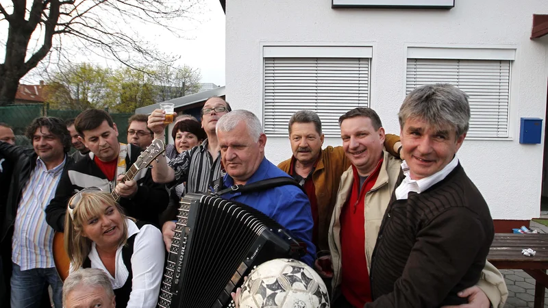 Fotografija: Med preprostimi ljudmi in navijači se je Marko Elsner (desno) vedno odlično počutil. FOTO: Matej Družnik/Delo