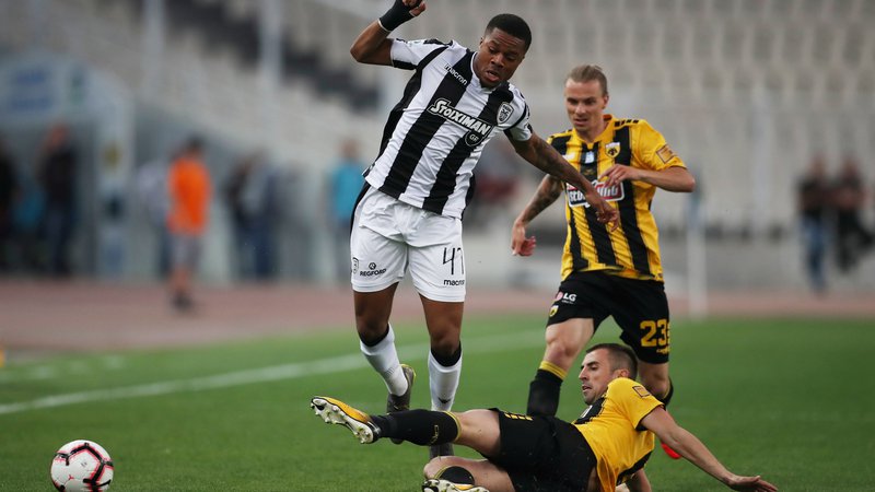 Fotografija: Grški navijači so znani po svoji lojalnosti, tudi Aekovi, čigar nogometaši igrajo v črno-rumenih dresih. FOTO: Reuters