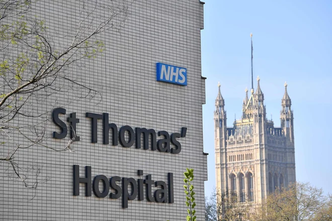 Premier Johnson je bil sprejet v bolnišnico (St. Thomas' Hospital), zdaj pa kaže znake okrevanja. Britanska vlada, tako kot številne druge vlade po svetu ohranja karanteno za čas praznikov. FOTO: AFP