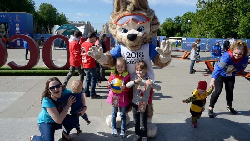 Fotografija: Tako živahno je bilo v St. Peterburgu pred dvema letoma ob volku Zabivaki, maskoti Rusije 2018. FOTO: AFP